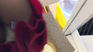 抄底黑丝红裙妹和Gucci短裙妹，男朋友在也抄