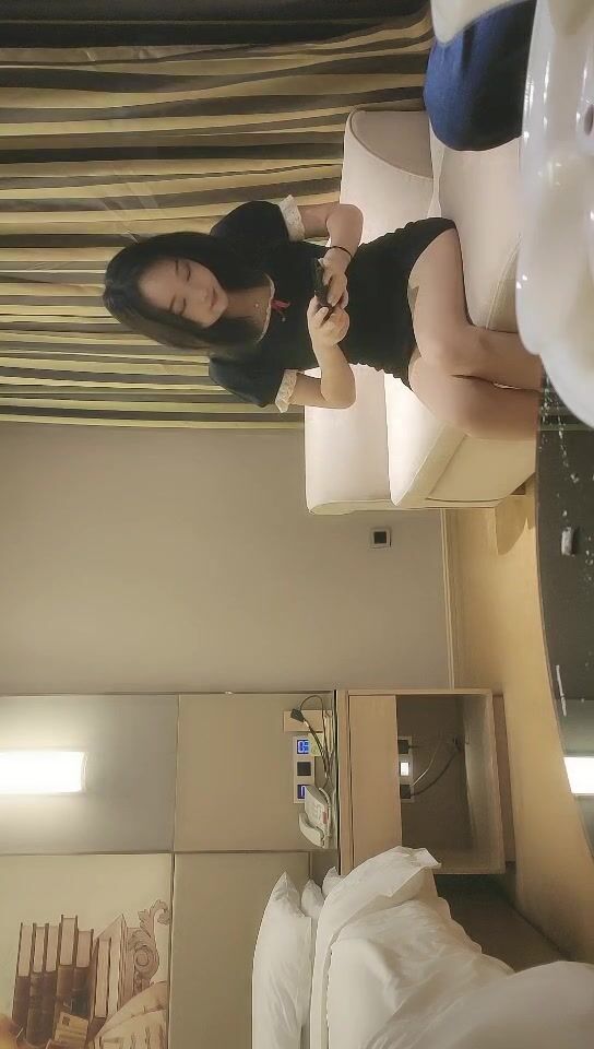 2021-10-23 小马丶寻花D罩杯文静外围小姐姐，解开内衣揉捏奶子，特写掰穴揉搓，扶在床边站立后入