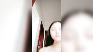 清纯可爱的小宝贝，全程露脸激情大秀，听狼友指挥揉捏骚奶子，道具激情抽插骚穴，各种骚浪姿势诱惑狼友撸射