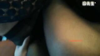 -禽兽！「哈先生」勾搭路边等车的骚妇，水中下药后在车里强上！没想到是个极品鲍鱼！