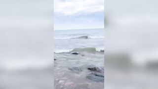 -熟女大姐 唯美人妻身材苗条性感 无毛鲍鱼海边露出 回家足交啪啪 被小哥内射一骚穴.