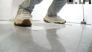 商场女厕全景偷拍 白衣美女的的极品小黑鲍