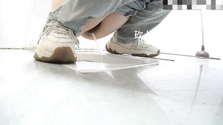 商场女厕全景偷拍 白衣美女的的极品小黑鲍