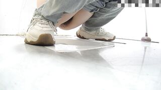 商场女厕全景偷拍 白衣美女的的极品小黑鲍