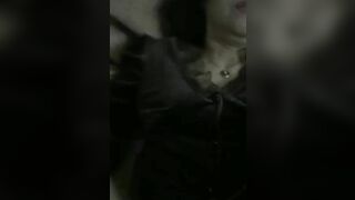 极品熟女 气质十足，大肥逼老逼有味道，主动把无套的大屌塞进自己的老逼中，被狂艹的哇哇大叫.