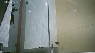 商场女厕全景偷拍多位美女嘘嘘 各种肥美的鲍鱼尽情的展示.