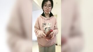 极品反差婊 戴眼镜的骚逼，十个眼睛九个骚，阴毛旺盛，用大玩具插自己的骚逼！