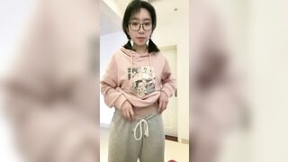 极品反差婊 戴眼镜的骚逼，十个眼睛九个骚，阴毛旺盛，用大玩具插自己的骚逼！