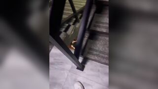 小情侣在楼梯间啪啪，男的太弱了没艹几下鸡巴就软了，给你机会不中用啊，放开她让我来！