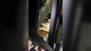 小情侣在楼梯间啪啪，男的太弱了没艹几下鸡巴就软了，给你机会不中用啊，放开她让我来！