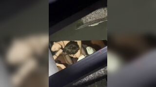 小情侣在楼梯间啪啪，男的太弱了没艹几下鸡巴就软了，给你机会不中用啊，放开她让我来！