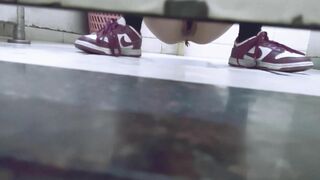 大神潜入办公楼女厕 全景偷拍几位美女职员的粉嫩鲍鱼.