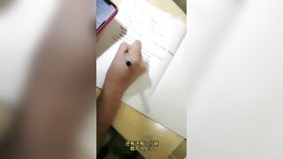 极品反差婊 家教勾引自己的学生，成功后毫不客气直接开艹，边草边给她老妈打电话，简直刺激爽了！