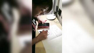 极品反差婊 家教勾引自己的学生，成功后毫不客气直接开艹，边草边给她老妈打电话，简直刺激爽了！