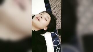 极品反差婊 家教勾引自己的学生，成功后毫不客气直接开艹，边草边给她老妈打电话，简直刺激爽了！