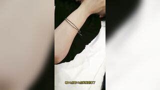 极品反差婊 家教勾引自己的学生，成功后毫不客气直接开艹，边草边给她老妈打电话，简直刺激爽了！