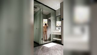 《家庭乱伦》和美艳的堂姐一起洗鸳鸯浴堪称比翼 提臀前入、后入、口爆内射.