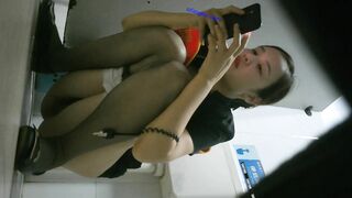 商场女厕全景偷拍 多位高跟黑丝制服美女的各种小黑鲍鱼.