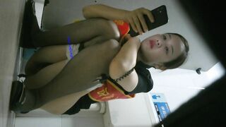 商场女厕全景偷拍 多位高跟黑丝制服美女的各种小黑鲍鱼.