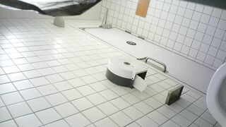 年轻小姐姐众多女厕，全景偸拍，各种长腿翘臀美女方便