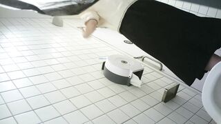 年轻小姐姐众多女厕，全景偸拍，各种长腿翘臀美女方便