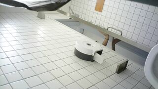 【精品厕拍】，年轻小姐姐众多女厕，全景偸拍，各种长腿翘臀美女方便，有极品逼