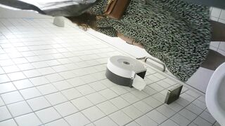 【精品厕拍】，年轻小姐姐众多女厕，全景偸拍，各种长腿翘臀美女方便，有极品逼