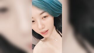 钢管舞女神小飘飘全程露脸精彩大秀直播，火辣性感热舞诱惑，表情妩媚销魂揉奶玩逼看特写精彩展示不要错过