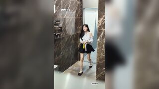 极品厕拍手持闪光变焦偷拍多位美女❤️各种小黑鲍完美展示