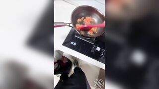 和楼下的美少妇在厨房偷情 一边炒菜一边在灶台子上操