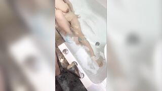 温泉里爆操兄弟的反差老婆,极致享受,颜射精液涂满脸蛋 抽插了没几下,她就扭过身子,下面猛的收缩, 她到高潮了