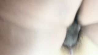 高颜值嫩妹被灌醉肆意玩弄 两人轮流内射，粉嫩小穴被插入肉棒 抽插几下就被操出水 紧致小穴灌满精液外流.