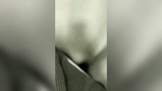 小哥拉起刚下夜班困的要命女友脱下内裤就想开操 被她发现在拍视频极力的反抗.