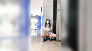 主人露出任务 清纯学妹 商场露出挑战！人前女神 人后被主人支配玩弄的小狗，清纯靓丽外表下是个反差婊母狗