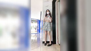 主人露出任务 清纯学妹 商场露出挑战！人前女神 人后被主人支配玩弄的小狗，清纯靓丽外表下是个反差婊母狗