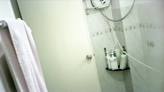 表妹来家里住两天浴室暗藏摄像头偷拍她洗澡身材还是不错的