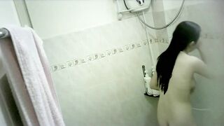 表妹来家里住两天浴室暗藏摄像头偷拍她洗澡身材还是不错的