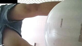 【精品厕拍】，校园厕拍达人，对自己女同学下手，多位妹子嘘嘘被偸拍