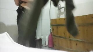 探访按摩店 按摩店找了大奶骚妇啪啪，随便口了两下，就忍不住开艹，太刺激太爽了，没几下就射了