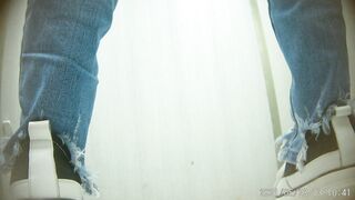商场女厕，高清近景，偸拍数位美少妇方便，菊花私洞清晰可见，浮想联翩1