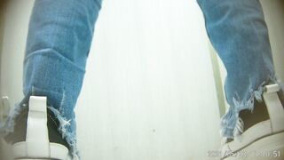 商场女厕，高清近景，偸拍数位美少妇方便，菊花私洞清晰可见，浮想联翩1