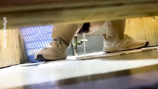 大神潜入办公楼女厕偷拍几位美女职员的各种大黑鲍鱼