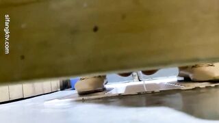 大神潜入办公楼女厕偷拍几位美女职员的各种大黑鲍鱼