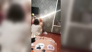 某某门事件】第407弹 霸凌几时休 精神小妹霸凌，疯狂扇耳光，脱光光用酒瓶插逼