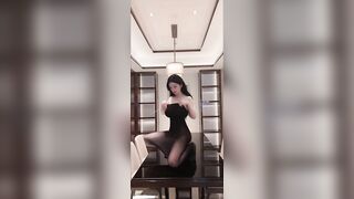 -极品颜值美乳女神『潘娇娇』情人节漏点卖爆福利，花板级性感尤物 穷人肏不到的女神 富人的精盆玩物