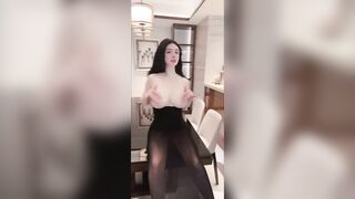 -极品颜值美乳女神『潘娇娇』情人节漏点卖爆福利，花板级性感尤物 穷人肏不到的女神 富人的精盆玩物