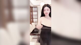 -极品颜值美乳女神『潘娇娇』情人节漏点卖爆福利，花板级性感尤物 穷人肏不到的女神 富人的精盆玩物