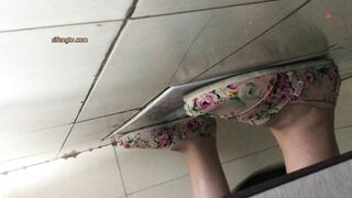 大胆坑神藏身办公楼女厕，全方位偸拍多位少女少妇方便，拍脸又拍逼