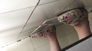 大胆坑神藏身办公楼女厕，全方位偸拍多位少女少妇方便，拍脸又拍逼