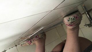 大胆坑神藏身办公楼女厕，全方位偸拍多位少女少妇方便，拍脸又拍逼